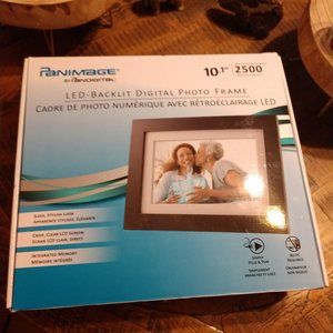 10.1" Photo Frame 2500 Photos w/ Remote